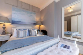 Elegant & Charming 2 bed 2 bath Flat with Garden